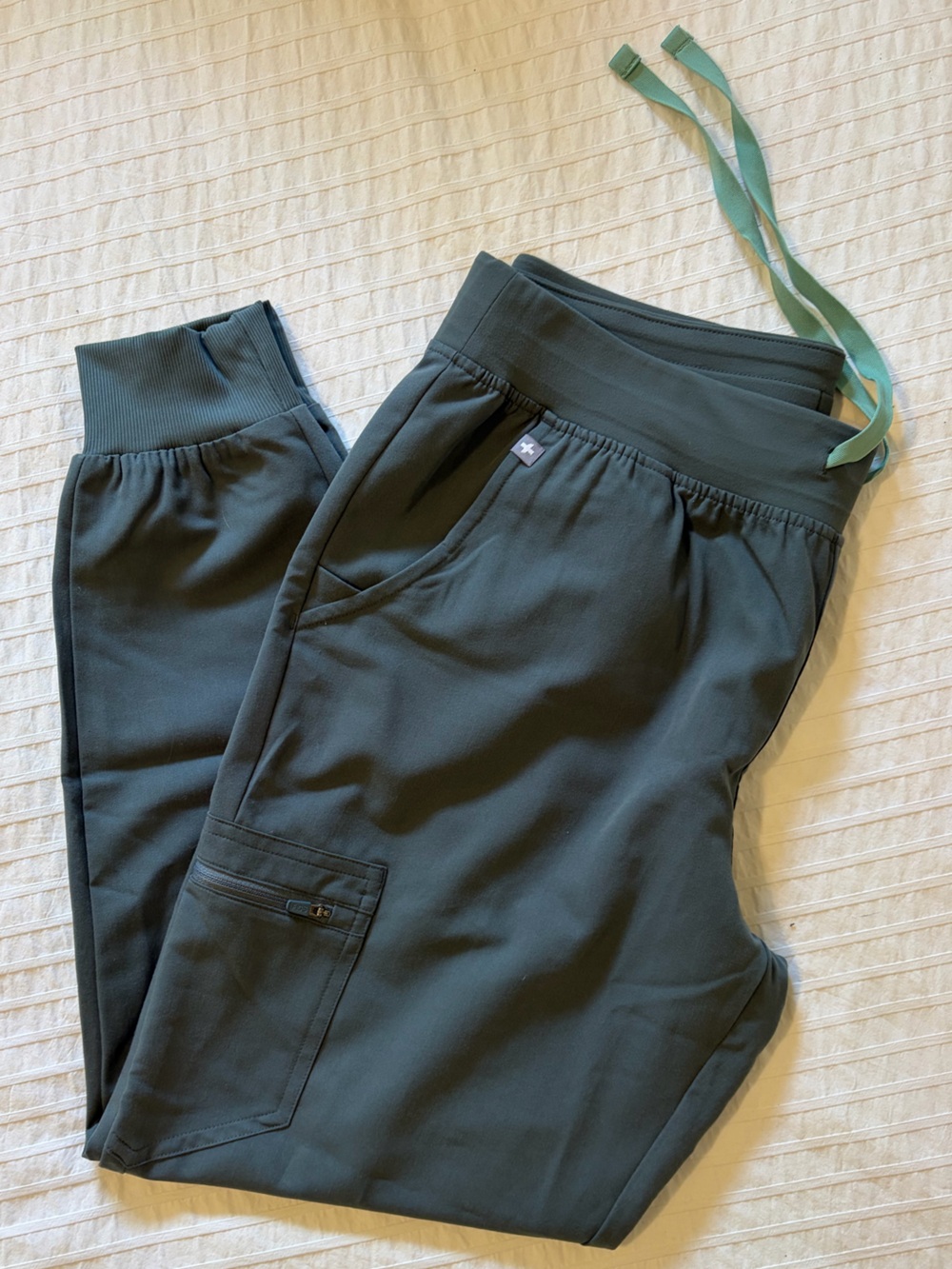 FIGS - NWT- size large Zamora Jogger Scrub Pants